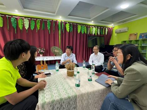 图片包含 人, 室内, 天花板, 桌子 AI 生成的内容可能不正确。